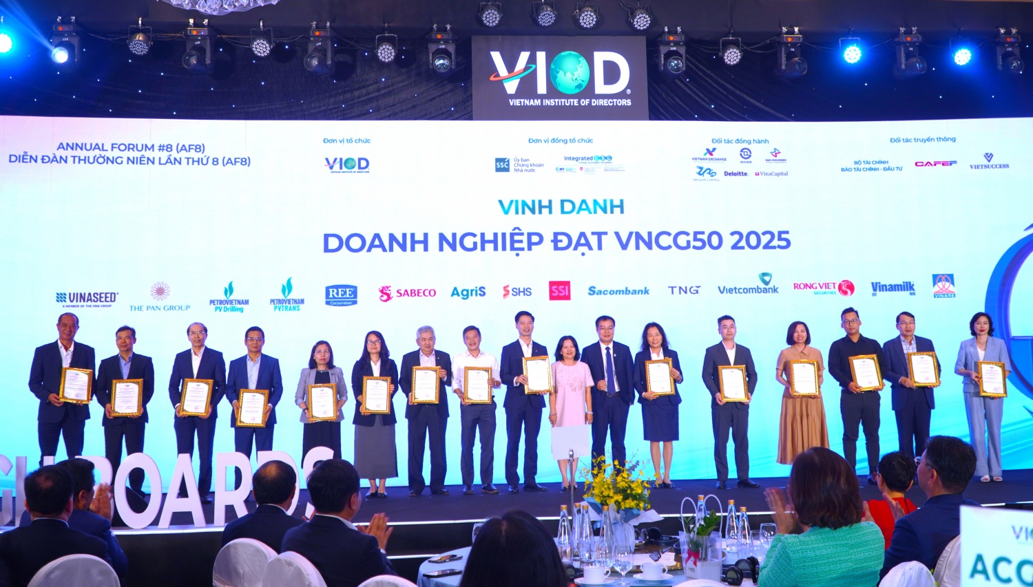 Ông Đỗ Danh Rạng - Phó Tổng giám đốc (thứ ba, bìa trái), đại diện PV Drilling nhận vinh danh Doanh nghiệp tiên phong và cam kết nâng cao quản trị công ty Việt Nam - VNCG50